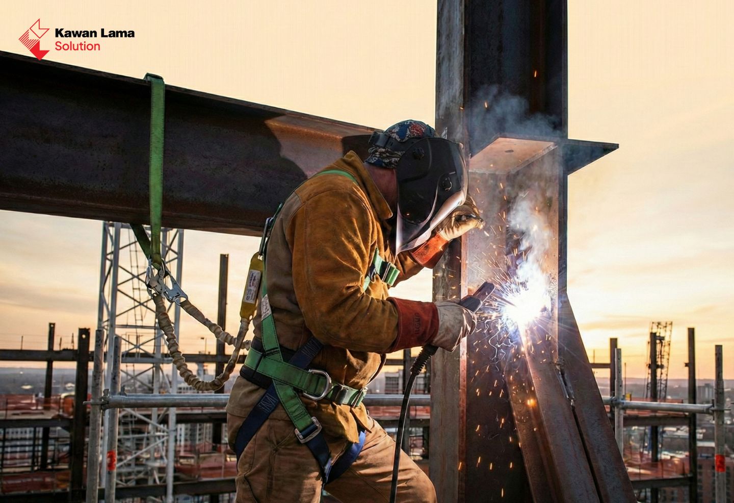 Seorang pekerja konstruksi mengenakan full body harness lengkap dengan lanyard, sedang bekerja di ketinggian di area pembangunan gedung.